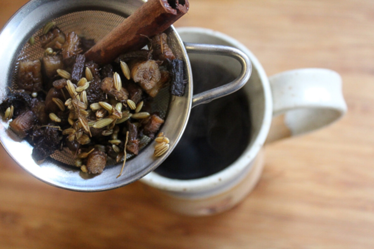 straining dandelion coffee