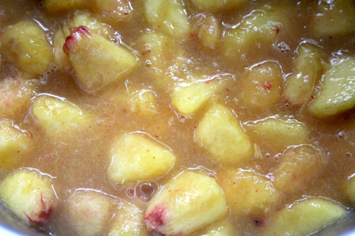 cooking peach jam after one minute