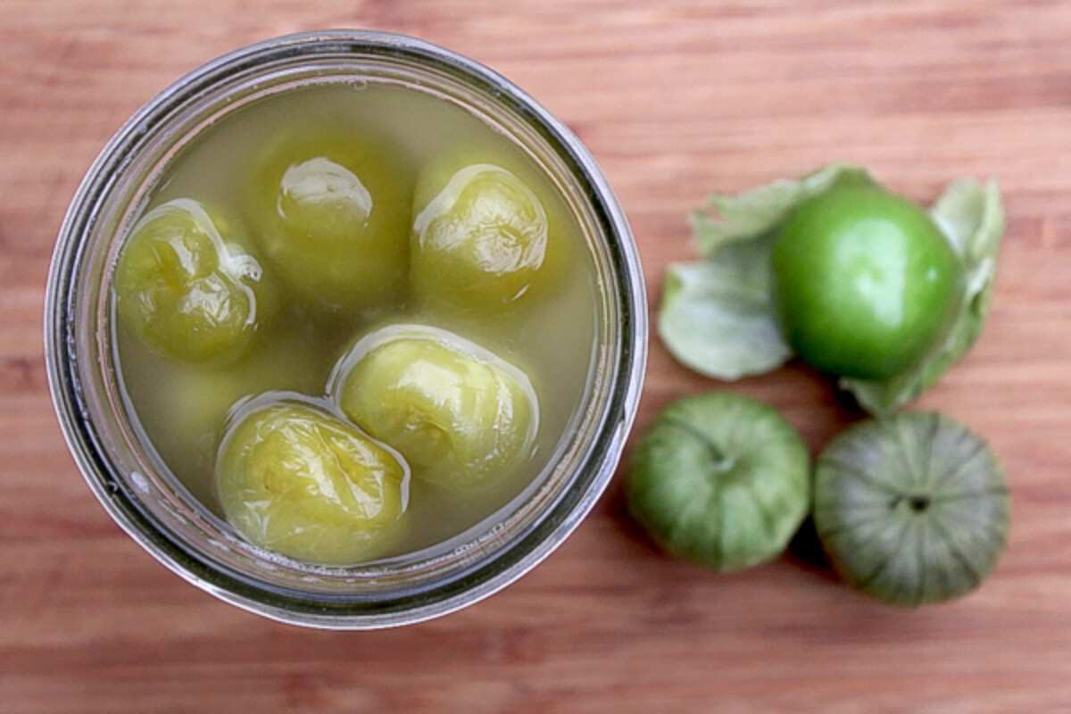 Hot packing tomatillos for canning