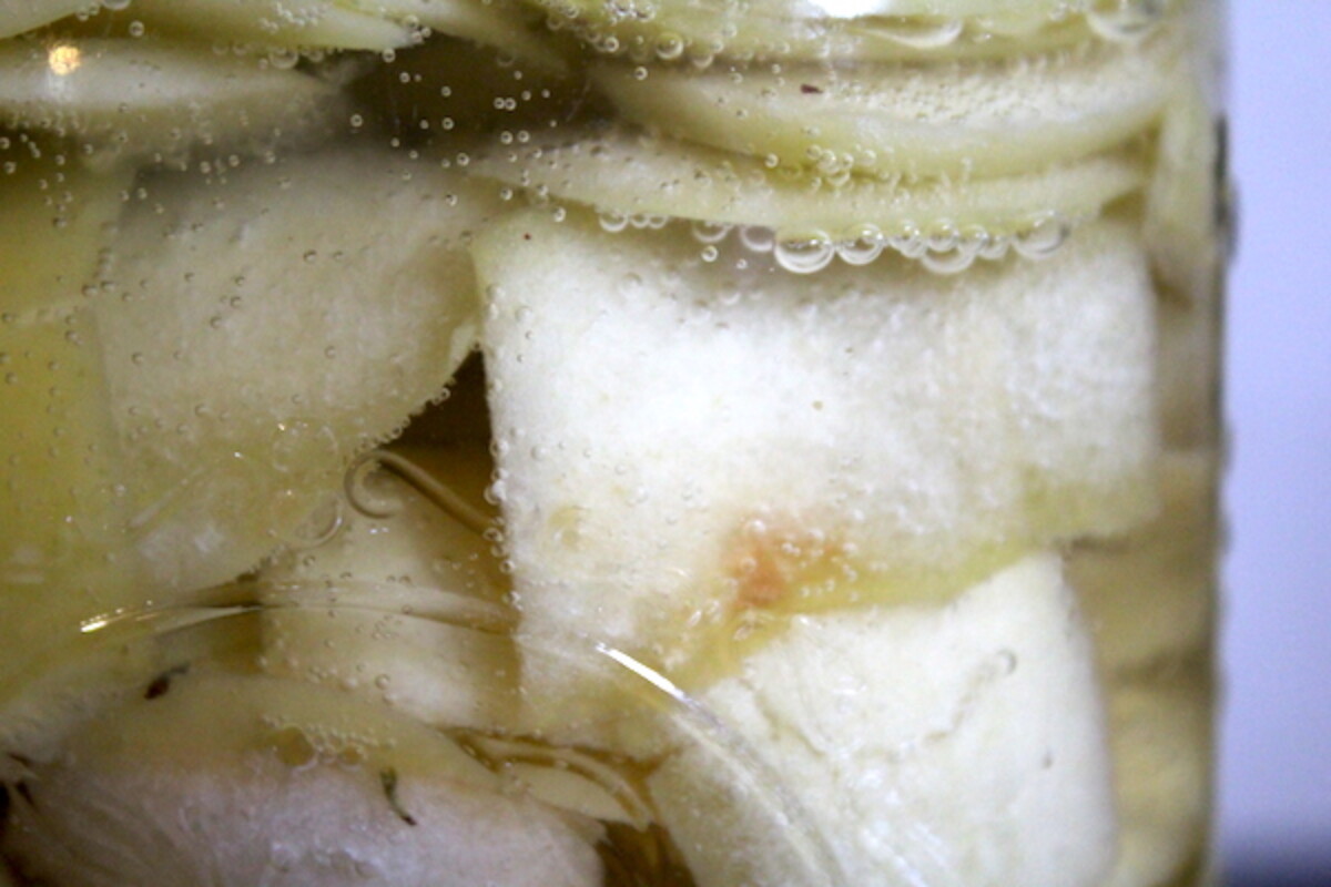 Bubbling apple scraps for vinegar