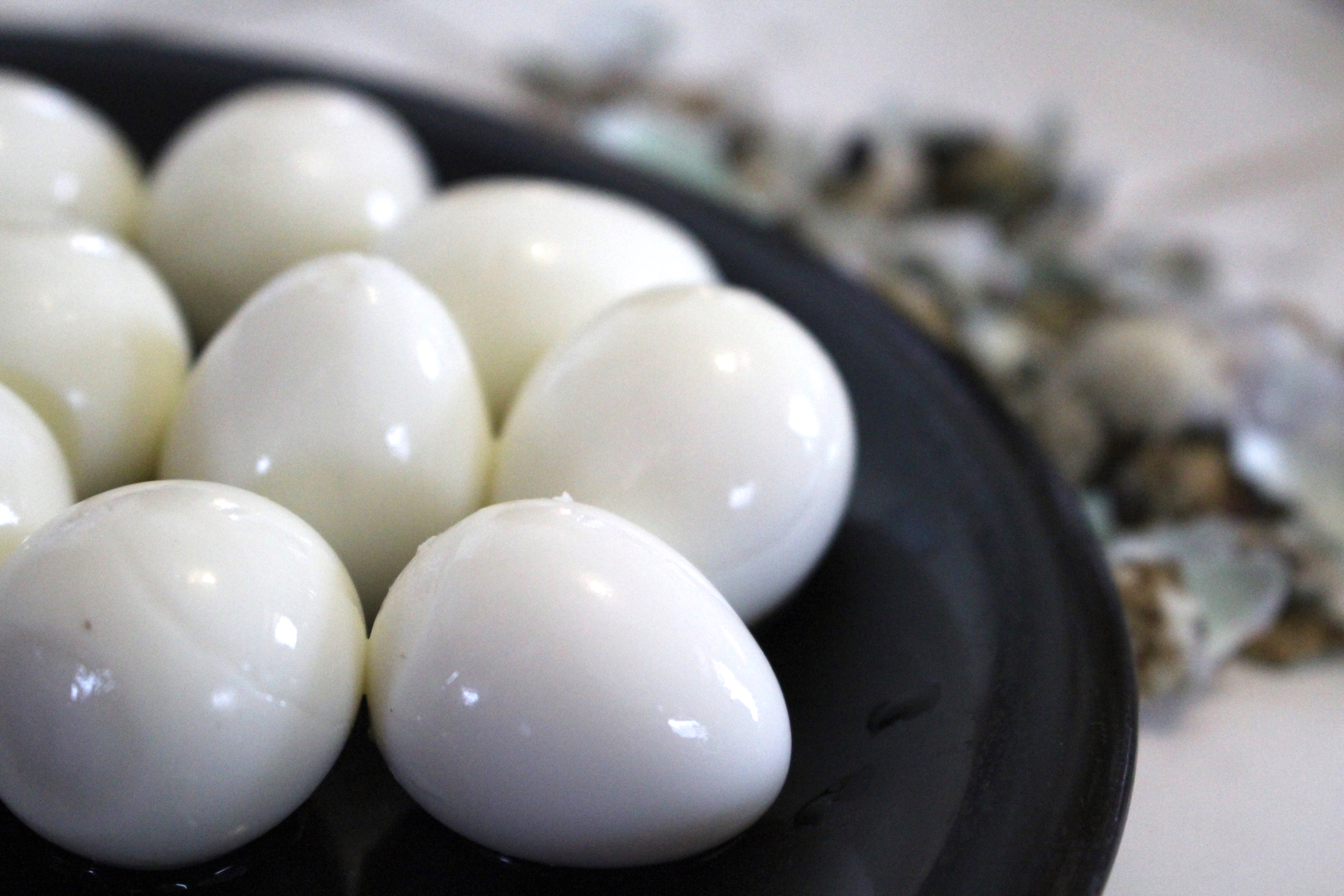 Peeled quail eggs for pickling