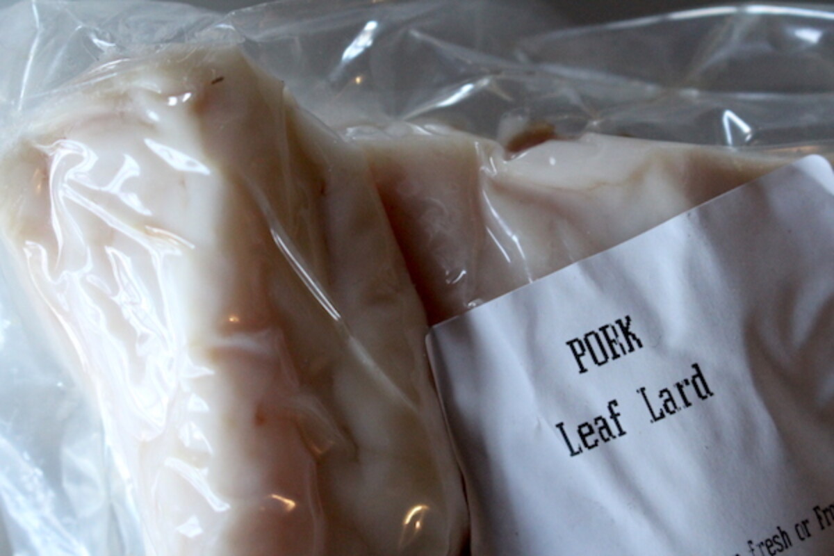 Whole leaf lard cut in package