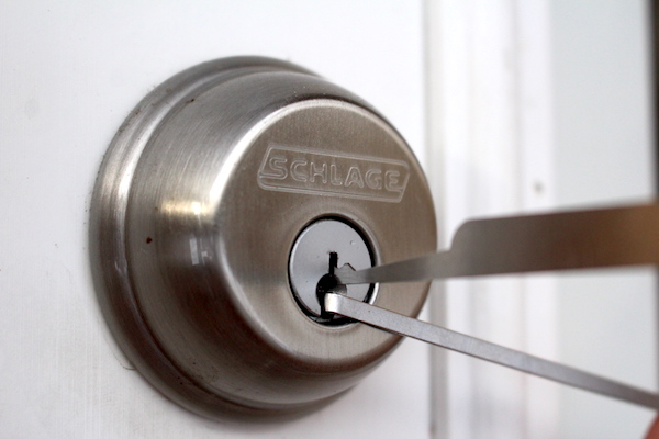 how to pick a house lock with a card