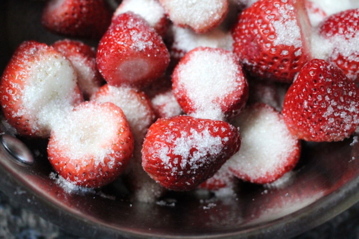 Sugaring strawberries to extract juice for canning