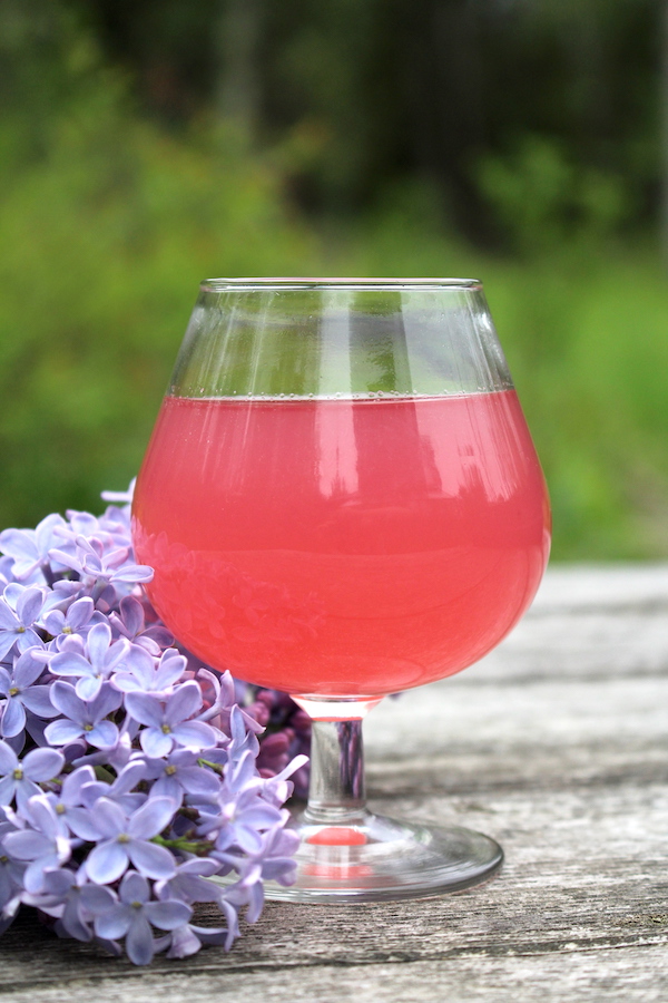 Displaying the color of lilac wine in a wine glass
