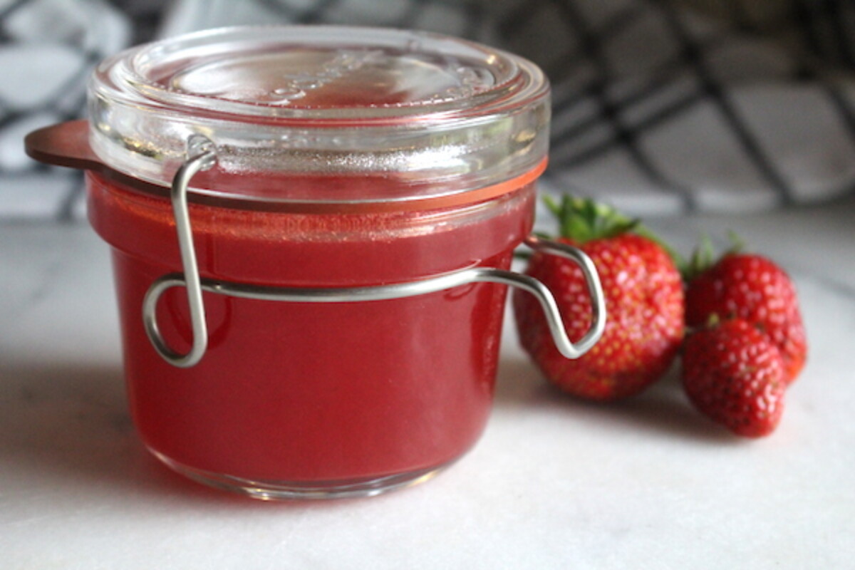 Strawberry jelly in a lockeat canning jar