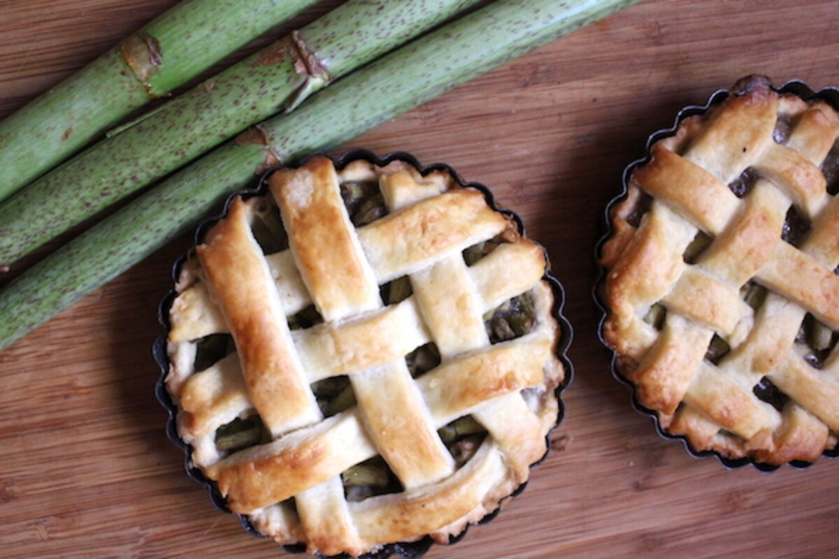 My own homemade knotweed mini pies. The filling includes 1 cup chopped knotweed, 1/4 cup sugar and a bit of cinnamon and allspice.