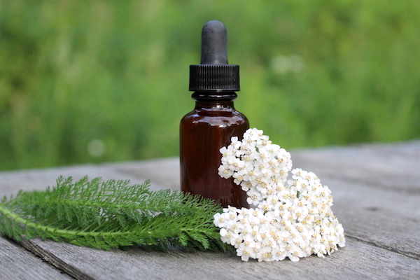 https://practicalselfreliance.com/wp-content/uploads/2019/07/Yarrow-Tincture-1.jpg