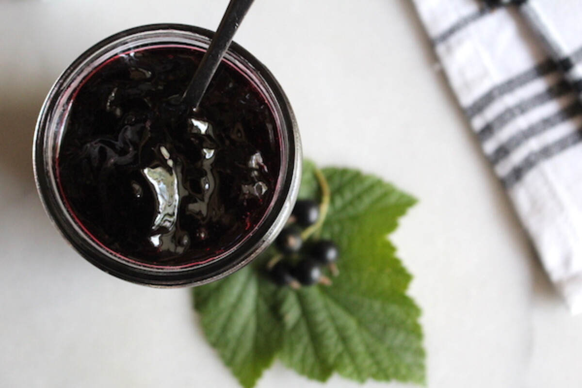 Blackcurrant jelly sets nicely even without added pectin
