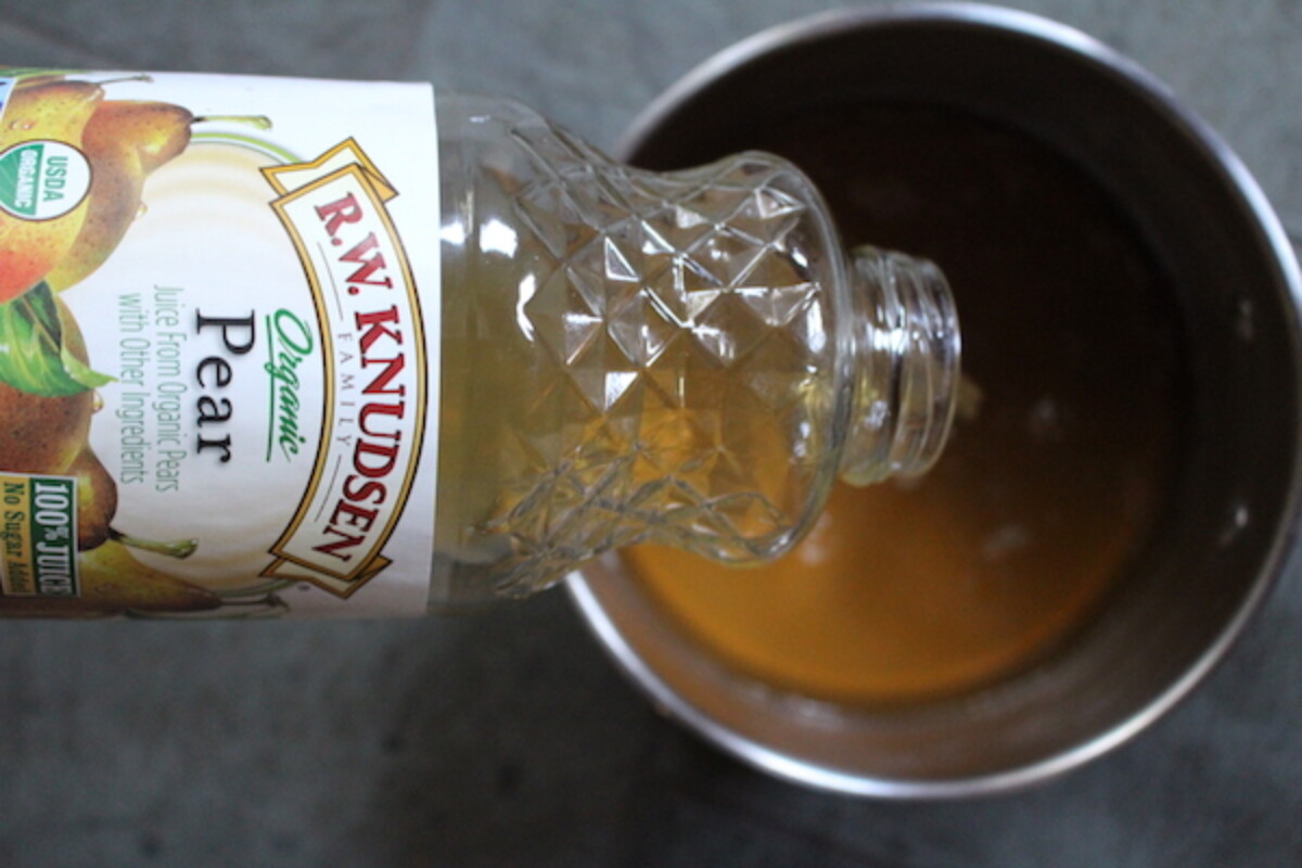 Juice for homemade pear jelly