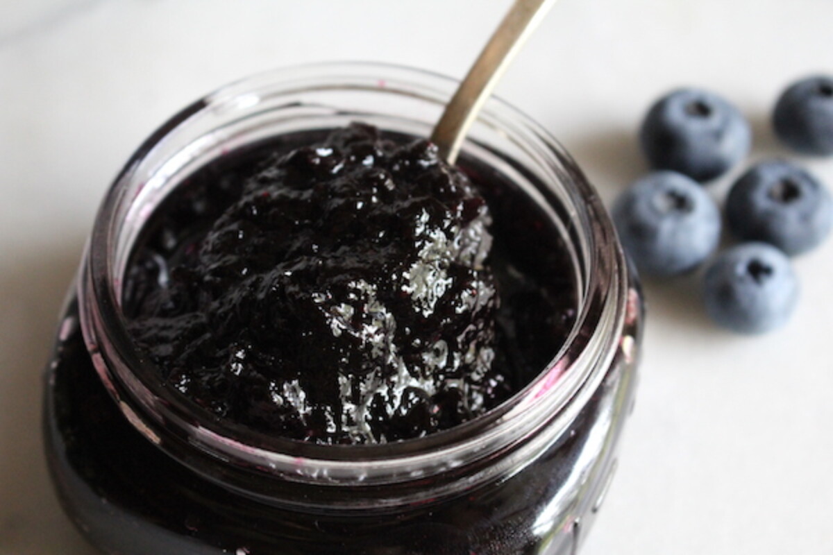 Homemade blueberry jam thickens without pectin