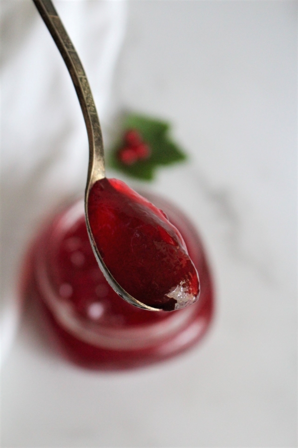 Redcurrant jelly sets naturally without added pectin