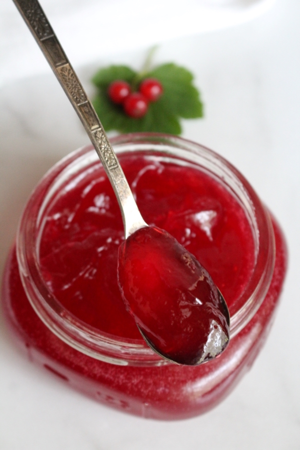 Bright redcurrant jelly has a clear appearance, even when you squeeze the jelly bag
