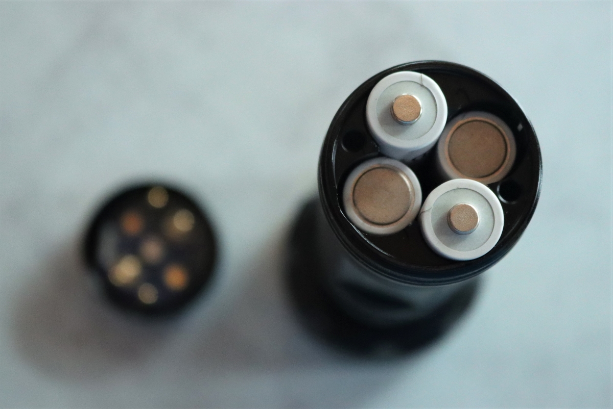AA flashlight with 4 battery arrangement
