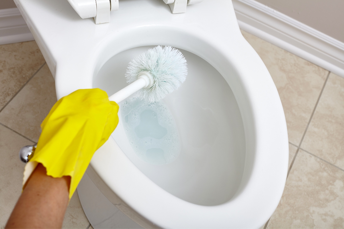 Cleaning a Toilet Bowl with Baking Soda